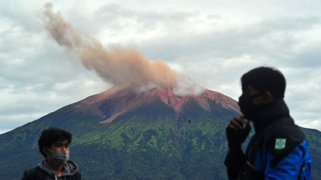 Gunung Kerinci mengembuskan gas dan material yang terlihat dari Gunung Tujuh, Kerinci, Jambi, Rabu (5/8). Foto: Wahdi Septiawan/ANTARA FOTO