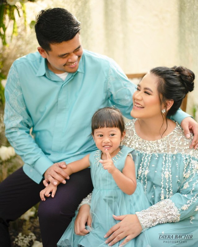 Kahiyang menjalani maternity photoshoot bersama Sedah Mirah dan sang suami, Bobby Nasution. Foto: Instagram @dierabachir