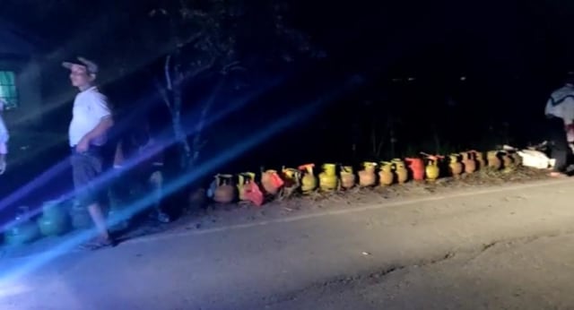 Warga Sungai Kelambu, Kalbar, Rela Antre LPG 3 Kg sejak Jam 1 Subuh (81894)