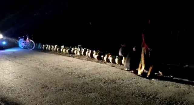 Warga Sungai Kelambu, Kalbar, Rela Antre LPG 3 Kg sejak Jam 1 Subuh (81895)