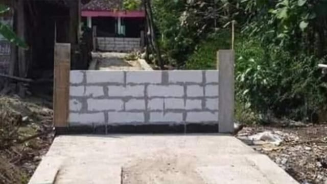 Viral warga di Desa Gading, Kecamatan Tanon, Kabupaten Sragen, Jawa Tengah, bangun tembok di tengah jalan karena dicueki dan tak dihargai oleh warga setempat. (Foto: Instagram/@ndorobeii)