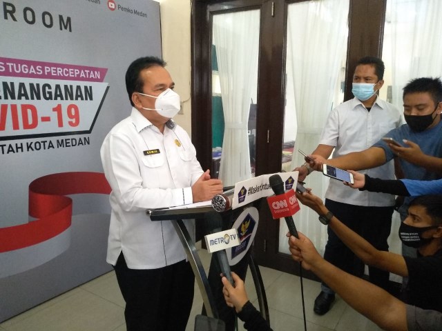 Kepala Dinas Kesehatan Kota Medan, Edwin Effendi saat memberikan keterangan kepada wartawan. Foto: SumutNews