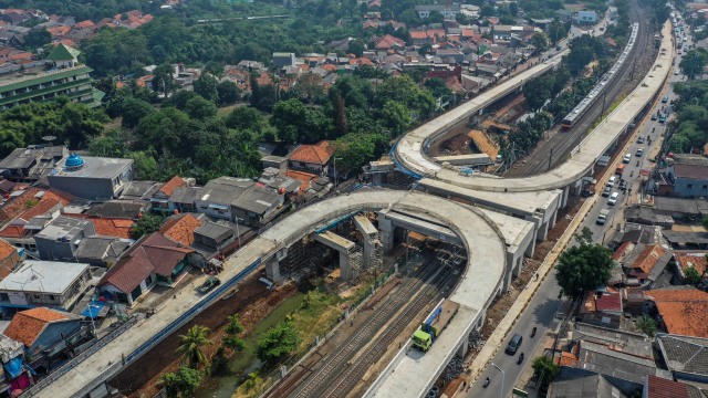 Foto udara pembangunan flyover Lenteng Agung dan flyover Tanjung Barat atau jalan layang tapal kuda di kawasan Lenteng Agung, Jakarta, Rabu (5/8). Foto: Galih Pradipta/ANTARA FOTO