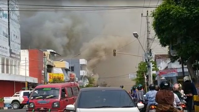 Toko mebel di Rembang, Jawa Tengah terbakar. Foto: Dok. Istimewa