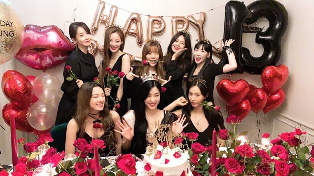 Perayaan Ulang Tahun Tiffany dengan anggota Girls' Generation. Foti: Instagram/@515sunnyday