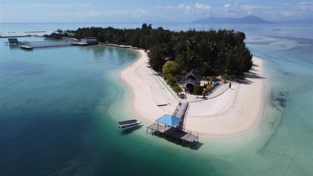 Foto udara lokasi wisata Pulau Bokori yang direncanakan dikelola investor asing di Kecamatan Soropia, Konawe, Sulawesi Tenggara, Rabu (5/8). Foto: Jojon/ANTARA FOTO