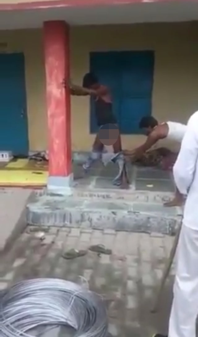 Video detik-detik menegangkan seekor ular kobra masuk ke dalam celana seroang pria bernama Lovekesh Kumar di India. (Foto: Tangkapan layar Twitter @MeMyselfkoushik)