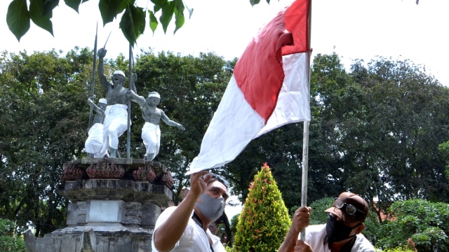 Petugas memasang bendera merah putih di kawasan Lapangan Puputan Badung, Denpasar, Bali, Rabu (5/8). Foto: Fikri Yusuf/ANTARA FOTO
