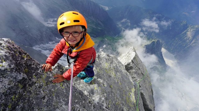 Keren! Bocah 3 Tahun Ini Jadi Pendaki Termuda di Gunung Piz Balile, Swiss (48285)