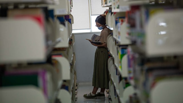 Pengunjung membaca buku di Perpustakaan Nasional (Perpusnas), Jakarta, Rabu (5/8/2020).  Foto: Aditya Pradana Putra/ANTARA FOTO