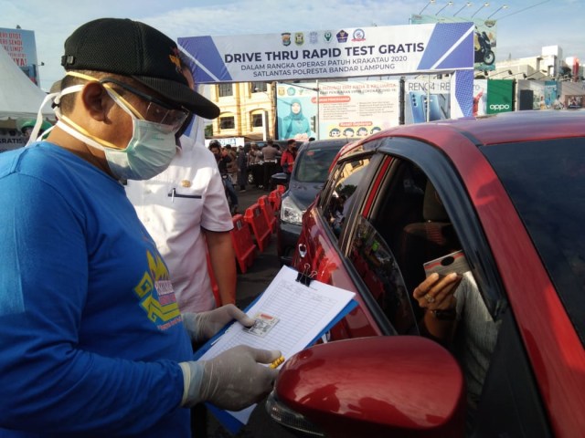 Rapid Test Drive Thru Gratis yang dilaksanakan di Bundaran Tugu Adipura Kota Bandar Lampung, Rabu (5/8) | Foto: Obbie Fernando/Lampung Geh