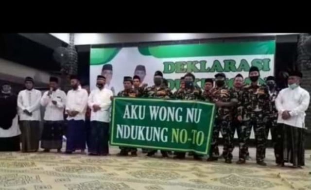 Sekelompok orang yang mendukung pasangan calon bupati dan wakil bupati Bantul, Suharsono-Totok Sudarto (No-to) dengan pakai 