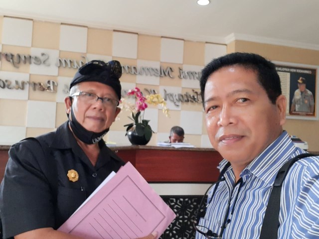 Made Supatra Karang (kiri) bersama pengacaranya Ketut Hartayasa saat menyampaikan laporan ke Polda Bali - IST