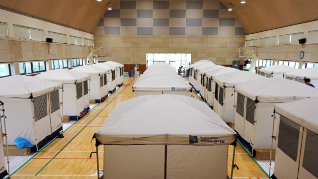Sejumlah tenda di tempat penampungan sementara bagi para korban banjir di sebuah gym di Anseong, Korea Selatan, Rabu (5/8). Foto: Daewoung Kim/REUTERS