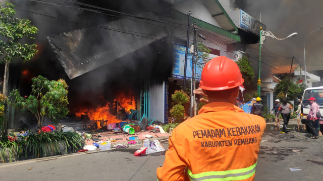 Pemadam kebakaran masih berjibaku memadamkan api di toko mebel yang terbakar di Kabupaten Rembang, Jawa Tengah. Foto: Dok. Istimewa
