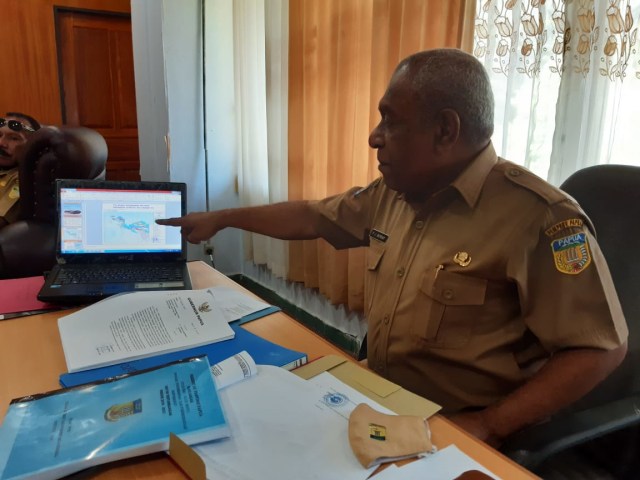 Kepala Dinas Energi dan Sumber Daya Mineral (ESDM) Provinsi Papua, Fred James Boray saat menunjukan peta tambang liar di Papua. (BumiPapua.com/Qadri Pratiwi) 