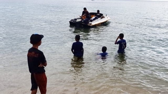 Ilustrasi: Sejumlah anak saat bermain dan berenang di Pantai Wisata Tolitoli, di tengah Polisi melakukan patroli laut untuk memantau pengunjung di pantai tersebut, Minggu (12/7). Foto: Moh. Sabran/PaluPoso