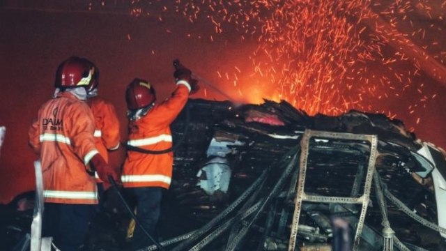 Petugas memadamkan api di toko mebel terbesar di Rembang. Foto: kumparan