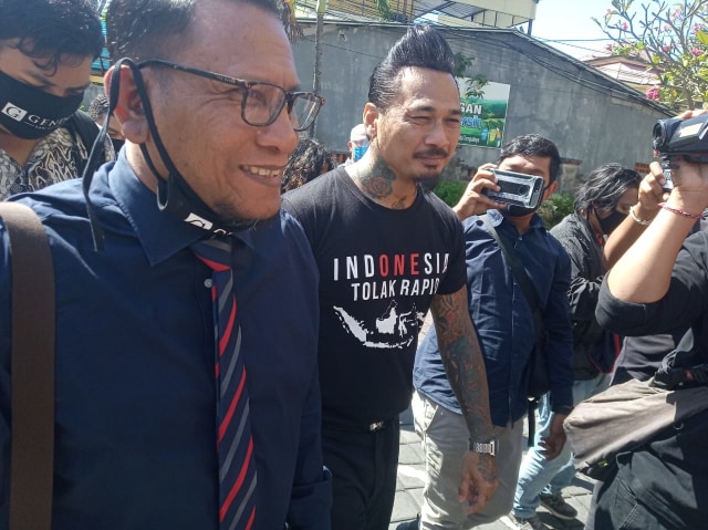 Jerinx (kanan) bersama Wayan Gendo Suardana saat tiba di Polda Bali - WIB