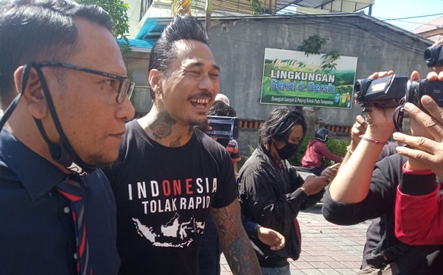 Jerinx menjelang pemeriksaan di Polda Bali bersama pengacaranya Wayan Gendo Suardana - WIB