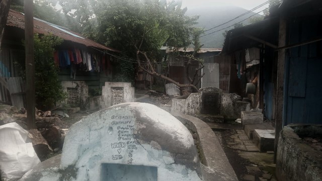 Sejumlah rumah milik warga di Kelurahan Santiong, Ternate, yang berdekatan dengan makam. Foto: Rizal Syam/cermat