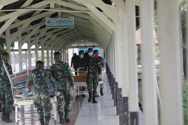 Personel TNI membersihkan kompleks lama RSUDZA Banda Aceh. Foto: Suparta/acehkini  