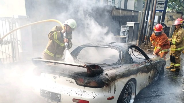 Mazda RX 7 terbakar di pertigaan Blok S, Jakarta Selatan. Foto: Dok. Istimewa