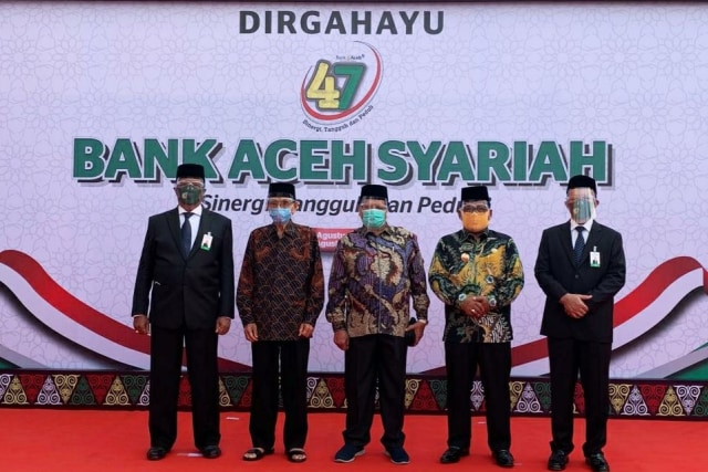 Aminullah Usman (kedua kanan) menghadiri HUT Bank Aceh. 