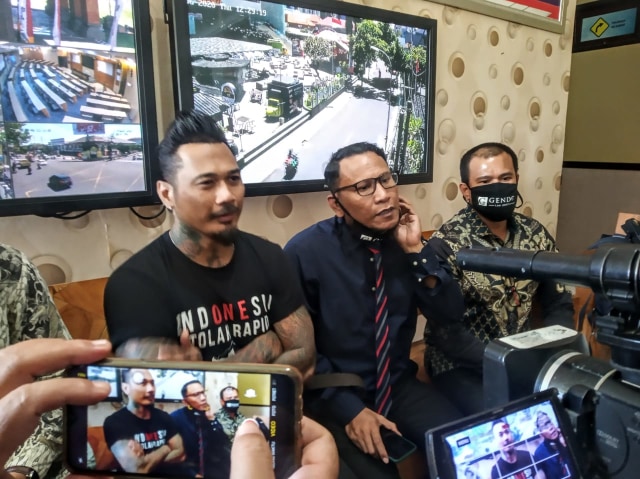 Jerinx (ujung kiri) bersama pengacaranya Wayan Gendo Suardana - WIB