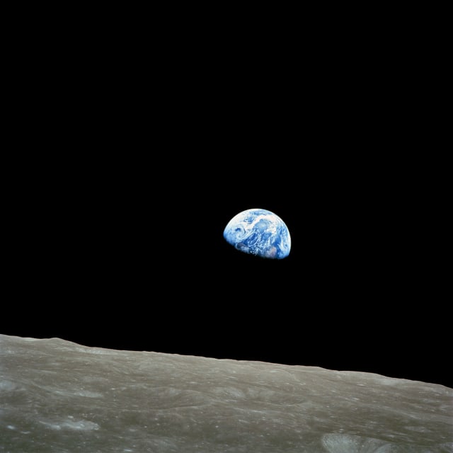 Citra planet Bumi berjudul “Earthrise“ diambil pada tahun 1968 oleh astronaut di wahana Apollo 8. Foto: NASA/Bill Anders
