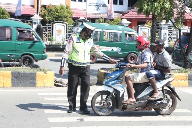 Pengendara motor yang kedapatan melanggar aturan lalu lintas. (Dok Polda Papua) 