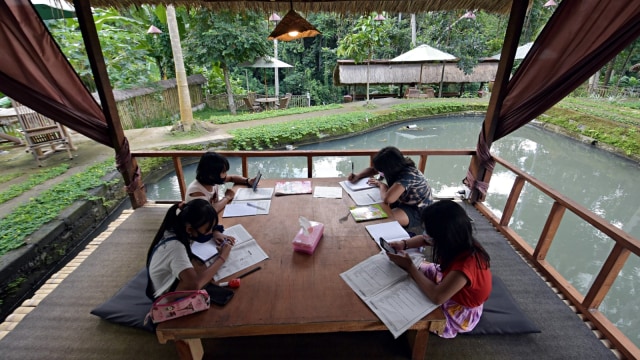 Sejumlah siswa SD belajar secara "online" atau daring di Waroeng D'Abing, Desa Bitera, Gianyar, Bali, Kamis (6/8). Foto: Nyoman Hendra Wibowo/ANTARA FOTO