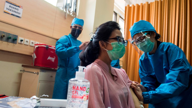 Petugas kesehatan menyuntikan vaksin kepada relawan saat simulasi uji klinis vaksin COVID-19 di Fakultas Kedokteran Universitas Padjadjaran, Bandung, Jawa Barat, Kamis (6/8).  Foto: M Agung Rajasa/ANTARA FOTO