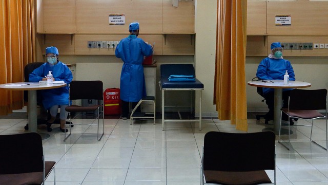Petugas kesehatan bersiap melakukan simulasi uji klinis vaksin COVID-19 di Fakultas Kedokteran Universitas Padjadjaran, Bandung, Jawa Barat, Kamis (6/8). Foto: Ajeng Dinar Ulfiana/REUTERS