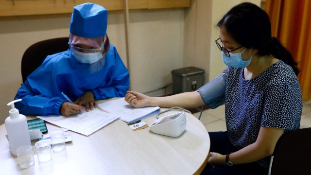 Relawan menjalani pemeriksaan kesehatan saat simulasi uji klinis vaksin COVID-19 di Fakultas Kedokteran Universitas Padjadjaran, Bandung, Jawa Barat, Kamis (6/8).  Foto: Ajeng Dinar Ulfiana/REUTERS