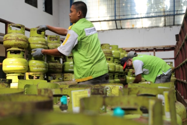 Penjelasan Pertamina soal Warga di Kalbar Antre Beli LPG 3 Kg sejak Subuh (159856)