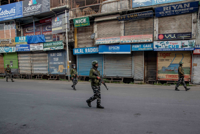 Tentara paramiliter India. Foto: Dar Yasin/AP Photo