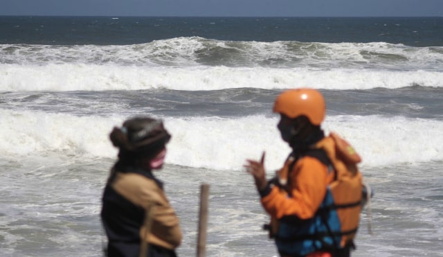 Tim SAR gabungan melakukan penyisiran di sepanjang pantai Goa Cemara, Sanden, Bantul, DI Yogyakarta, Kamis (6/8). Foto: Hendra Nurdiyansyah/ANTARA FOTO