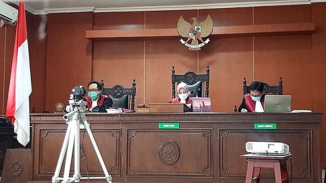 Hakim Ketua Hakim Ketua Ardhianti Prihastuti membacakan putusan perkara penolakan pemakaman jenazah pasien terkonfirmasi positif COVID-19 dengan terdakwa Khudlori di PN Banyumas, Banyumas, Jawa Tengah, Kamis (6/8).  Foto: Sumarwoto/ANTARA
