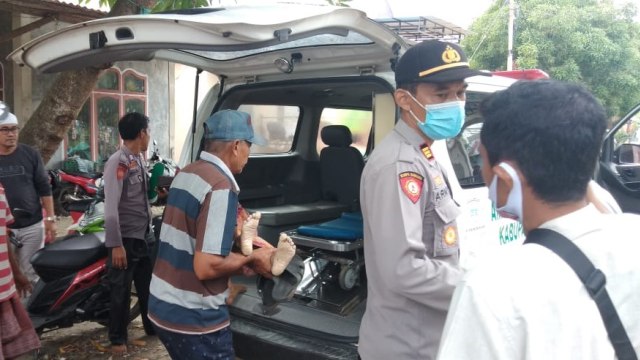 Jasad bocah yang ditemukan tenggelam dievakuasi menggunakan ambulans menuju puskesmas Bangkir, Tolitoli Sulteng, Kamis (6/8). Foto: Istimewa.