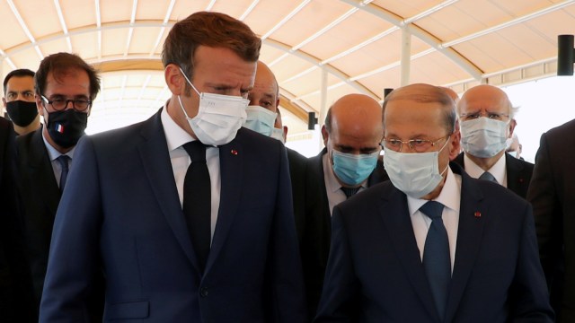 Presiden Lebanon Michel Aoun (kanan) dan Presiden Emmauel Macron (kiri) di bandara di Beirut, Lebanon, Kamis (6/8). Foto: Dalati Nohra/Handout via REUTERS