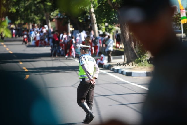 Seorang polisi lalu lintas sedang melakukan penertiban. Foto: Gustam Jambu