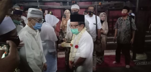 Rahardjo Djali setelah dikukuhkan jadi polmah atau Pjs Sultan Keraton Kasepuhan Cirebon, Kamis (6/8/2020). (Ciremaitoday)