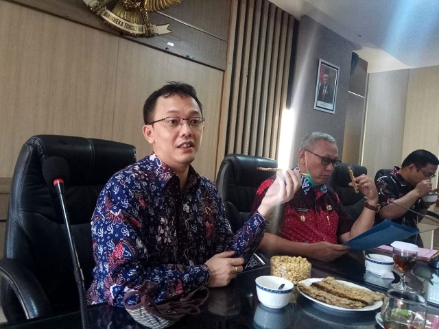 Koordinator Subkomisi Pemajuan HAM, Beka Ulung Hapsara saat menemui Bupati Kuningan H Acep Purnama di ruang rapat Linggarjati Setda Kuningan. (Andri Yanto)