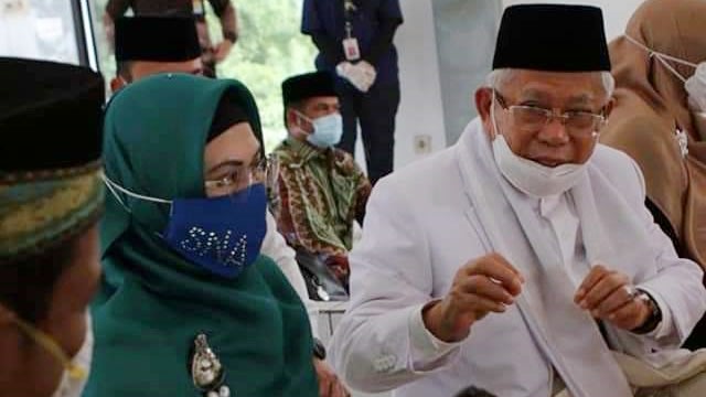 Siti Nur Azizah temani Wapres Ma'ruf Amin berziarah ke makam leluhur di Kabupaten Tangerang. Foto: Dok. Siti Nur AzizahInnalillahi Wa Inna Ilaihi Raji'un