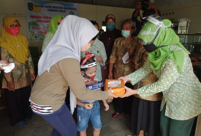 IIDI (Ikatan Istri Dokter Indonesia) Cabang Solo membagikan telur secara gratis kepada warga masyarakat di Kelurahan Gilingan, Kecamatan Banjarsari, Solo
