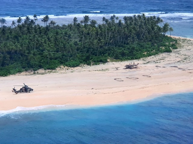 Penyelamatan tentara yang terdampar di Pulau Pikelot Pasifik. Foto: Reuters 