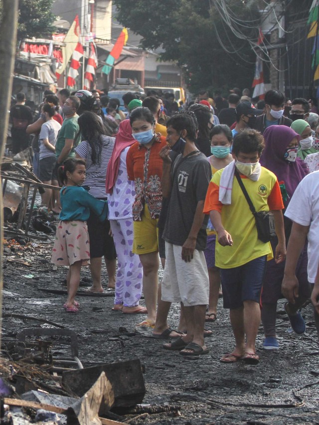 Warga menyaksikan sisa kebakaran di Pasar Timbul Barat, Tomang, Jakarta Barat, Jumat (7/8). Foto: Asprilla Dwi Adha/Antara Foto