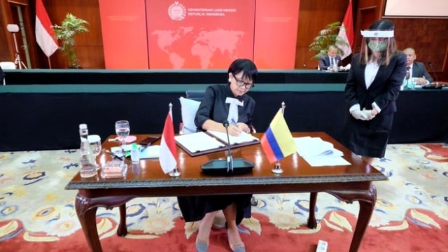 Menlu RI Retno Marsudi menandatangani MoU antara Indonesia dan Kolombia. Foto: Kemlu RI