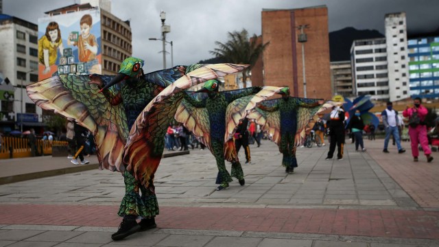 Seniman memakai kostum burung untuk mengampanyekan jaga jarak fisik selama pandemi COVID-19 di Bogota, Kolombia, Kamis (6/8/2020). Foto: LUISA GONZALEZ/REUTERS